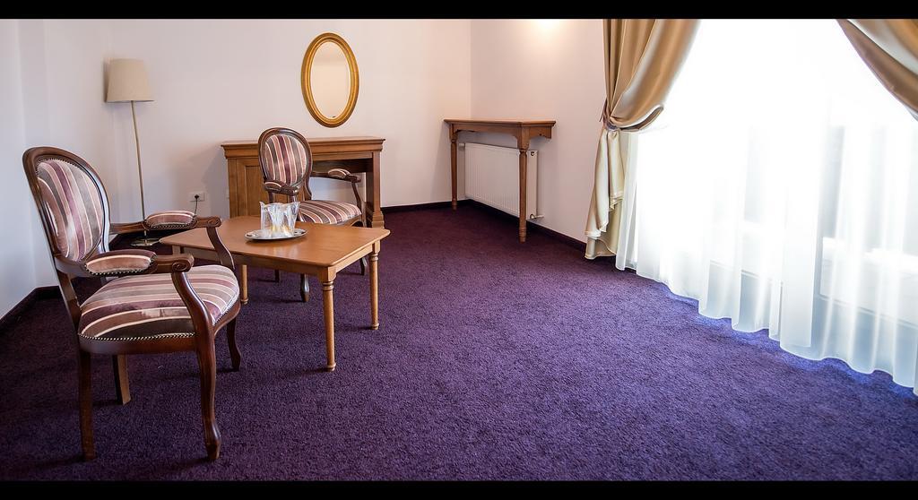 潘休尼亚卡萨诺斯塔吉亚酒店 布朗 客房 照片